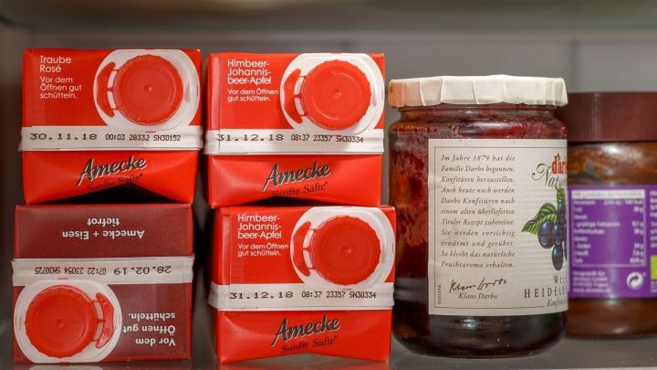 Im K&uuml;hlschrank stehen verschiedene rote Verpackungen und Gl&auml;ser, die zur effizienten Nutzung und zum Stromsparen beitragen.