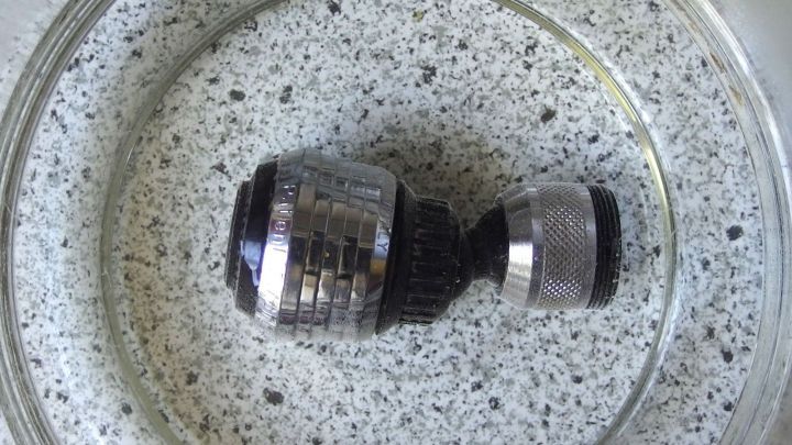 Ein Wasserkocher steht in einer Sch&uuml;ssel mit Wasser und zeigt zwei "Kalke", die gr&uuml;ndlich gereinigt werden.