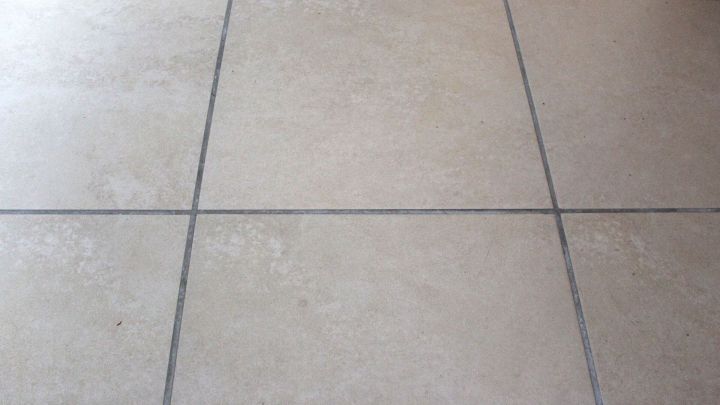 Graue Fliesen zeigen Nikotinflecken auf der Oberfl&auml;che und ben&ouml;tigen Reinigung, um wieder sauber zu wirken.