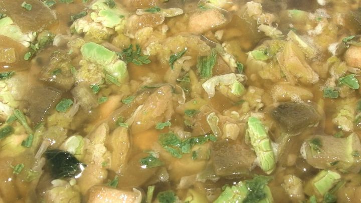 Eine k&ouml;stliche Gem&uuml;sesuppe kocht im Topf, gef&uuml;llt mit buntem, geschnittenem Gem&uuml;se und einer klaren Br&uuml;he.