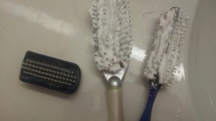 Haarb&uuml;rsten und K&auml;mme sind mit Rasierschaum gereinigt und liegen auf einem Waschbecken neben einem kleinen Kamm.