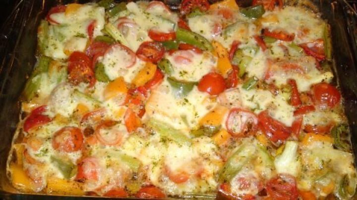 Ein bunter Tomatenauflauf aus frischen Tomaten und Gem&uuml;se wird goldbraun gebacken und sieht k&ouml;stlich aus.