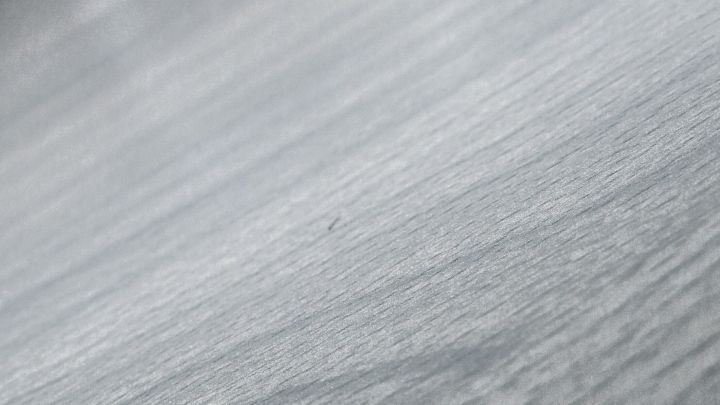 Ein glattes Laminat reflektiert das Licht, w&auml;hrend Nylonstr&uuml;mpfe sanft dar&uuml;ber gleiten und Schmutz auflockern.