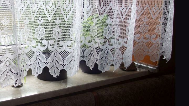 Mit diesem Trick h&auml;ngen Gardinen nach dem Waschen faltenfrei am Fenster &ndash; ganz ohne B&uuml;geln, wie im Artikel beschrieben.