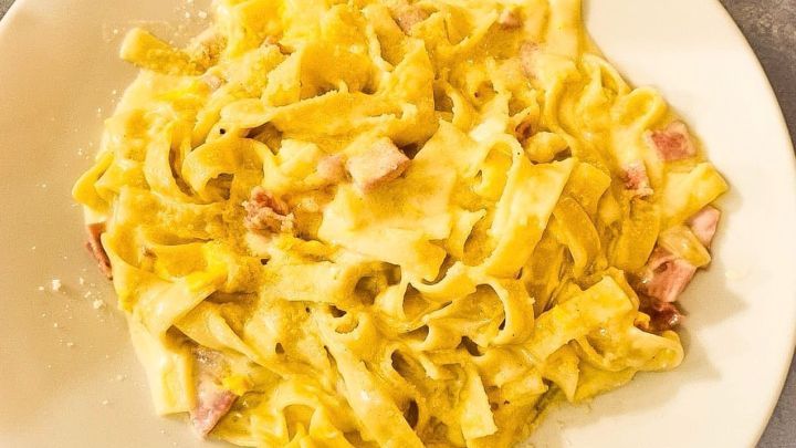 Genie&szlig;e eine cremige Pasta Carbonara mit ger&auml;uchertem Schinken. Dieses Rezept vereint k&ouml;stliche Aromen und eine einfache Zubereitung f&uuml;r einen herzhaften Genuss. Perfekt f&uuml;r ein schnelles, leckeres Abendessen.