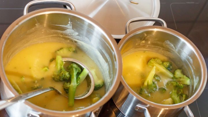 In zwei T&ouml;pfen auf dem Herd wird eine Mischung aus Br&uuml;he und Brokkoli gekocht, um die Sauce anzudicken.