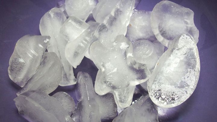 Eisw&uuml;rfel liegen lose auf einer dunklen Oberfl&auml;che und wirken frisch und klar, ideal f&uuml;r Getr&auml;nke oder kreative Eisw&uuml;rfelproduktion.