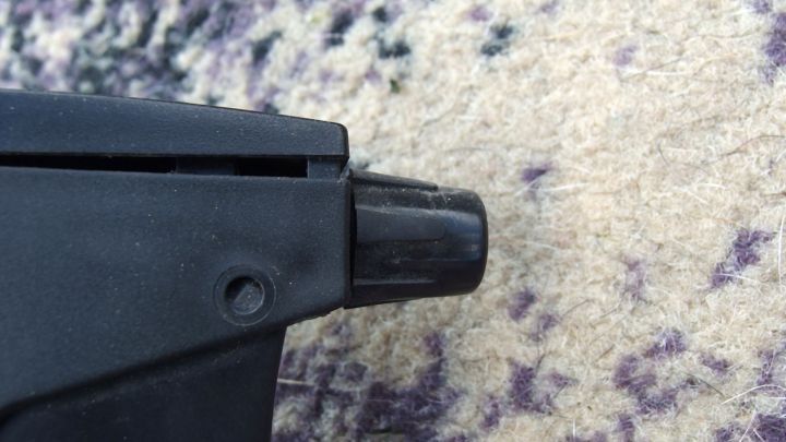 Ein Spr&uuml;hger&auml;t befeuchtet einen Teppich, um angenehmeren Schlaf trotz Hitze zu gew&auml;hrleisten.