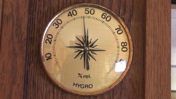 Ein Hygrometer zeigt eine Luftfeuchtigkeit von etwa 50 % an, was ideal ist, um Schimmel im Bad zu vermeiden.