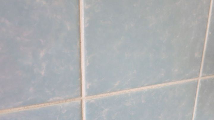 Verkalkte Badfliesen sind zu sehen, die mit einer Mischung aus Buttermilch, Essig und Salz gereinigt werden sollen.