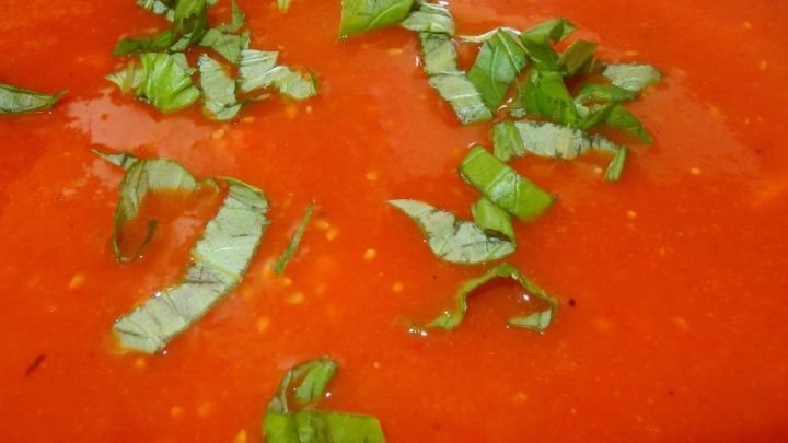 Rouge Tomatensauce mit frischen Kr&auml;utern, die in einer Sch&uuml;ssel serviert wird, komplettiert ein einfaches, schnelles Gericht.