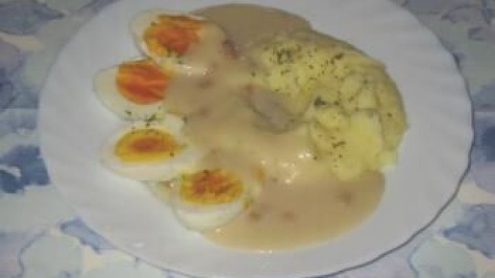 S&uuml;&szlig;-saure Eier nach Berliner Ur-Oma: Ein klassisches Gericht mit Kartoffelp&uuml;ree und cremiger Sauce, einfach selbst gemacht.