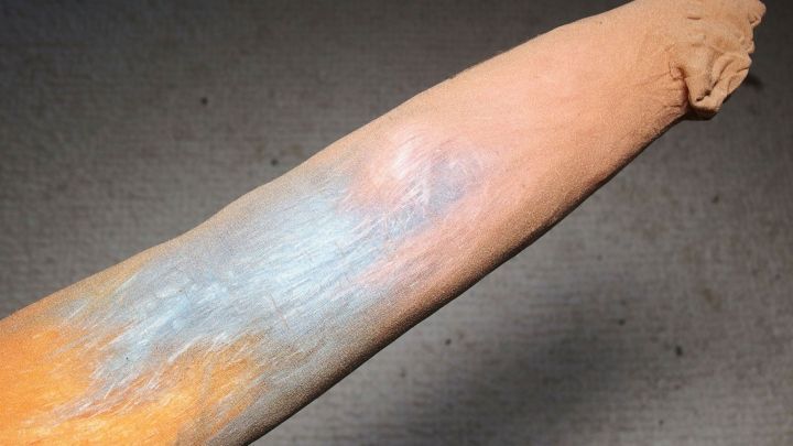 Ein farbenfroher Staubwedel wird in einem neutralen Raum gezeigt, wobei seine lebendigen Farben und Texturen hervorgehoben werden.