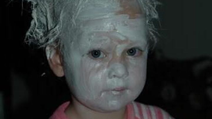 Penaten-Creme im Haar? Mit viel Sp&uuml;lung und Geduld bekommst du sie wieder raus &ndash; hilfreiche Tipps im Artikel f&uuml;r solche Missgeschicke.