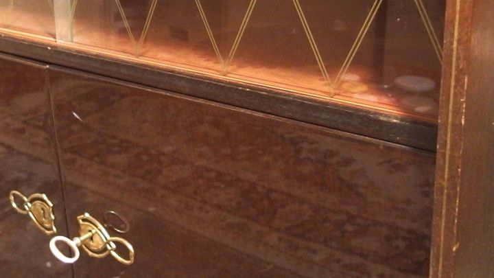 Ein gl&auml;nzendes Holzm&ouml;belst&uuml;ck wird gereinigt, w&auml;hrend frisches Licht auf die Holzoberfl&auml;che f&auml;llt und den Raum erhellt.