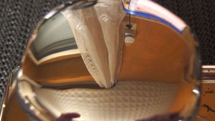 Ein gl&auml;nzendes Edelstahlobjekt zeigt Fingerabdr&uuml;cke und Flecken auf seiner Oberfl&auml;che in einer h&auml;uslichen Umgebung.