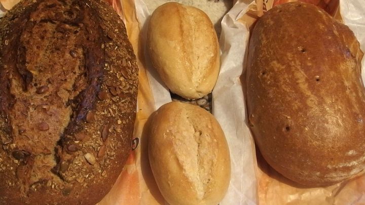 Eine Auswahl an frisch gebackenem Brot liegt auf einem Tisch. Die Brote bieten eine gesunde Ern&auml;hrungsoption.