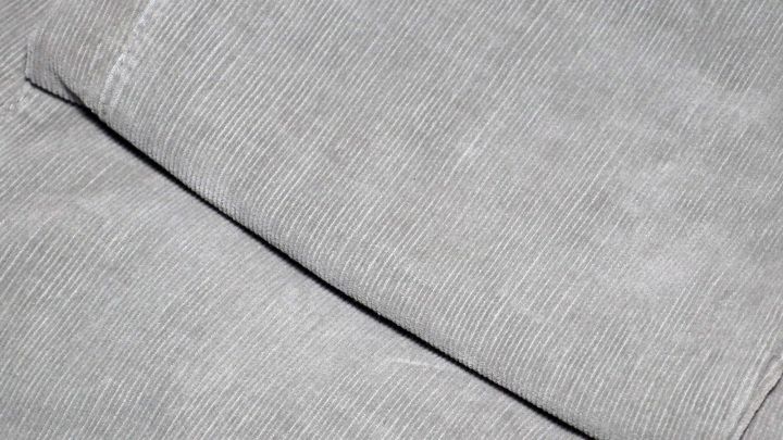 Grau cordhosen liegen ordentlich gefaltet auf einer Fl&auml;che, bereit zum Auffrischen oder zur Verwendung.