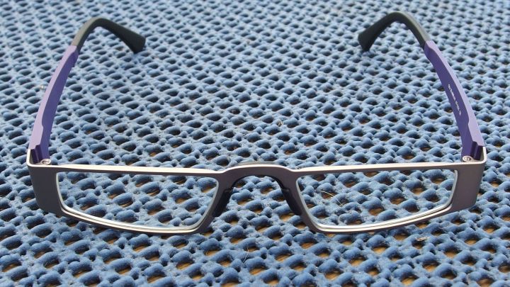 Kunststoffbrillengl&auml;ser liegen auf einer blauen Mattenoberfl&auml;che, w&auml;hrend Sterilium zur Reinigung bereitsteht.