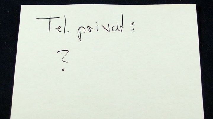Ein wei&szlig;er Zettel mit handschriftlichem Text, der nach privaten Telefonnummern fragt, im Kontext der Werbeanrufe.