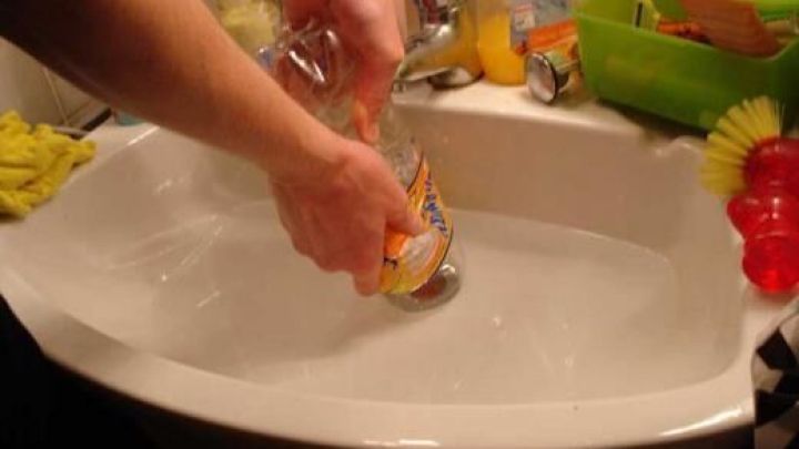 Mit einer PET-Flasche kannst du ganz einfach eine Verstopfung im Waschbecken beheben, wenn kein P&ouml;mpel zur Hand ist.