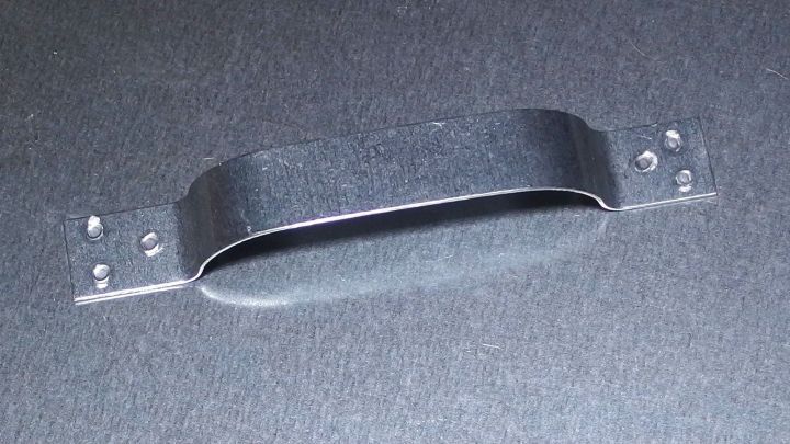 Ein metallischer Polieraufsatz liegt auf einer dunklen Oberfl&auml;che und ist zum Polieren von Metallen bestimmt.