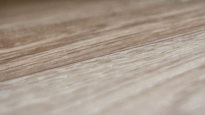 Ein Laminatboden mit einer nat&uuml;rlichen Holzoptik zeigt gerade den Glanz nach dem Putzen ohne Schlieren.