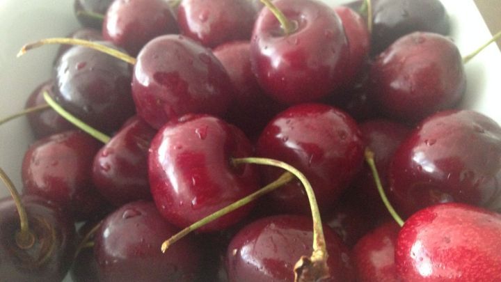 Mit diesem einfachen Tipp kannst du Kirschen unbeschwert genie&szlig;en und Durchfall sowie Bl&auml;hungen vermeiden.