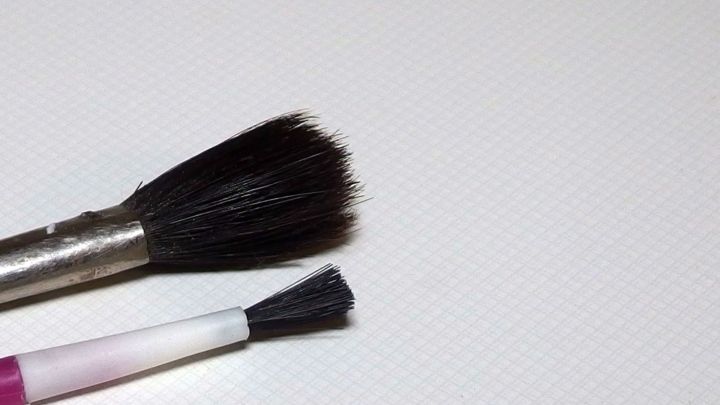 Zwei Malpinsel liegen nebeneinander auf einer wei&szlig;en Oberfl&auml;che, bereit zum Reinigen und Pflegen f&uuml;r den n&auml;chsten Einsatz.