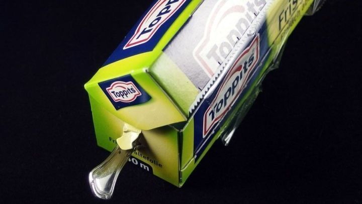 Frischhaltefolie wird aus der Packung abgerollt, wobei sie unwillk&uuml;rlich herausrutscht und den Alltag erleichtert.