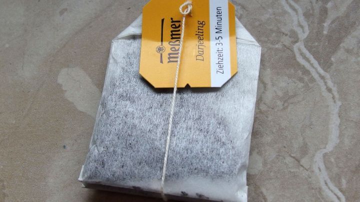 Ein Teebeutel liegt auf einer glatten Oberfl&auml;che und k&ouml;nnte zur Reinigung von verschmierten Fenstern verwendet werden.