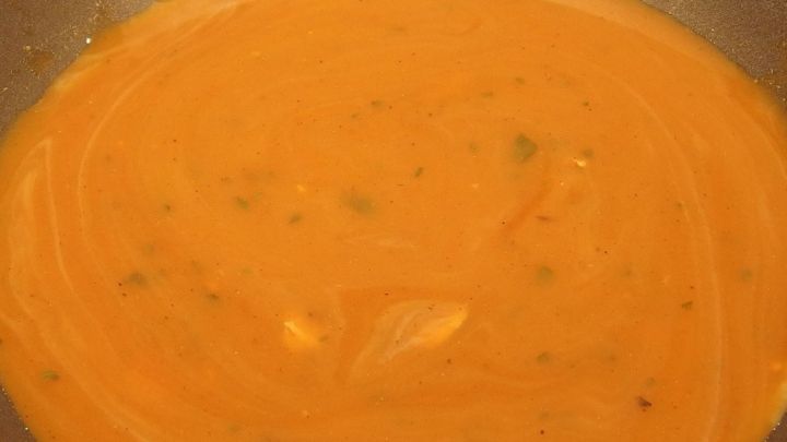 Eine cremige So&szlig;e wird in einer Pfanne zubereitet, ideal als einfache So&szlig;e zu allem Gebratenem.