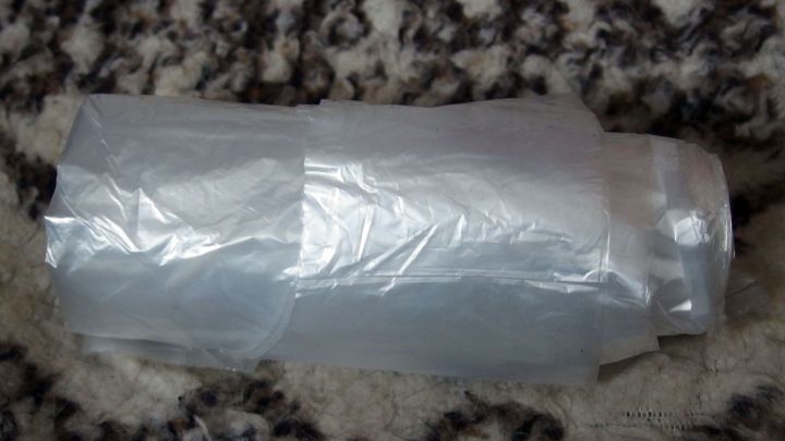 Ein M&uuml;llbeutel liegt auf einem Teppich und k&ouml;nnte als Einkaufst&uuml;ten-Ersatz verwendet werden, um Abf&auml;lle zu transportieren.