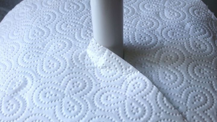 Ein P&uuml;rierstab steht in der Mitte eines wei&szlig;en Papiertuchs, das einen Spritzschutz bietet und die Arbeitsfl&auml;che sch&uuml;tzt.