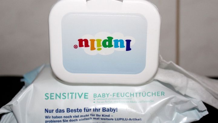 Ein Beh&auml;lter f&uuml;r Babyfeuchtt&uuml;cher steht auf einer Packung, bereit zur Reinigung der Dunstabzugshaube in der K&uuml;che.
