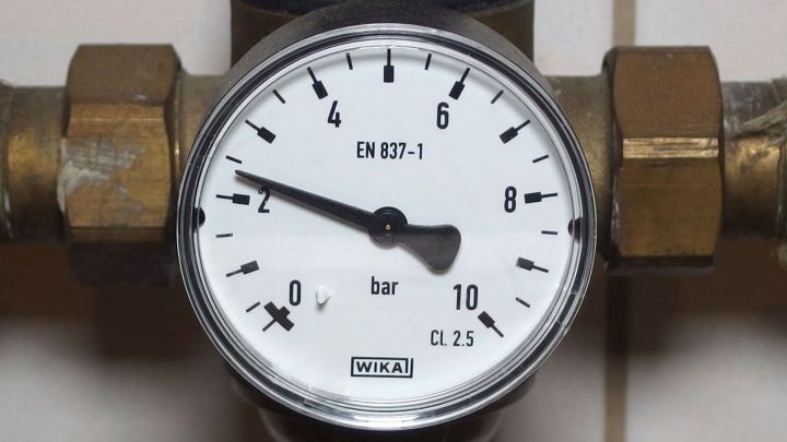 Ein Manometer zeigt den Wasserdruck in einer Leitung an, um Probleme beim Waschen bei zu wenig Wasserdruck zu identifizieren.