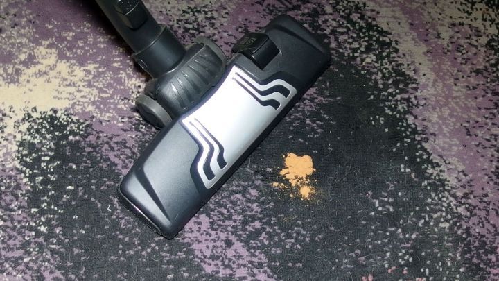 Ein Staubsaugeraufsatz reinigt den Teppich, w&auml;hrend Zimt eingestreut wird, um unangenehme Ger&uuml;che zu beseitigen.