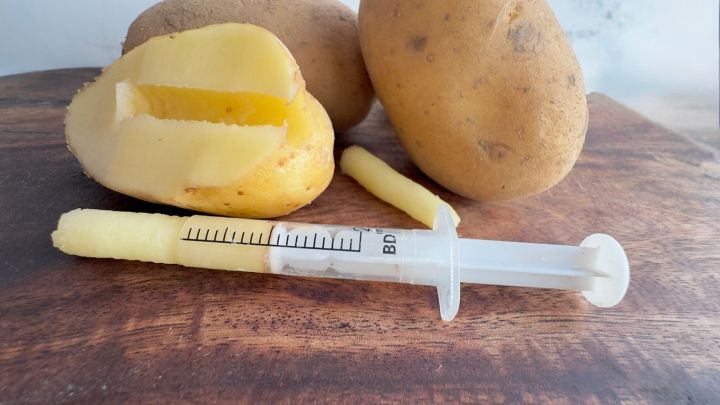 Erste Hilfe bei juckenden H&auml;morrhoiden: Die Abbildung zeigt eine Kartoffel und Spritze als Hausmittel f&uuml;r einen k&uuml;hlenden Kartoffelz&auml;pfchen-Tipp.