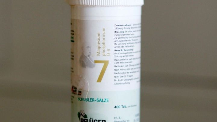 Ein Beh&auml;lter mit dem Aufdruck "7" steht auf einem Tisch, m&ouml;glicherweise zur Linderung von Wadenkr&auml;mpfen.