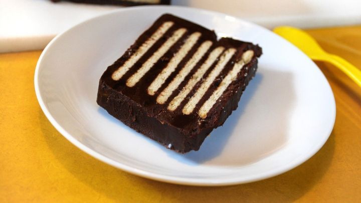 Kalte Schnauze: Einfacher Klassiker ohne Backen mit Schokolade und Butterkeksen, perfekt f&uuml;r deine n&auml;chste Kaffeerunde.