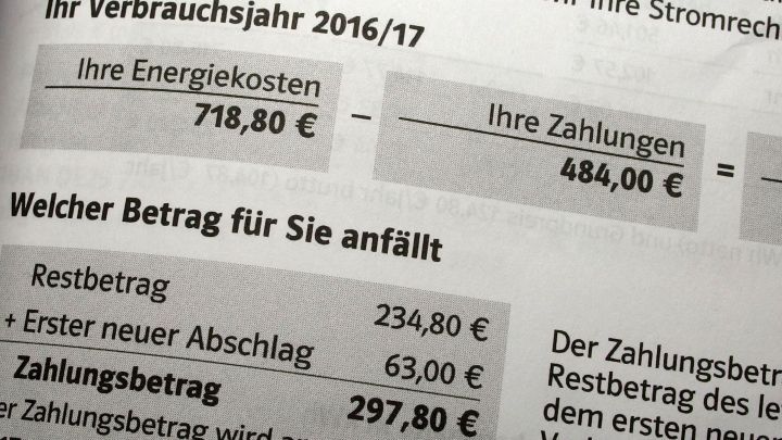 Eine Abrechnung zeigt die Energiekosten von 718,80 &euro; und Zahlungen von 484,00 &euro;, im Kontext der Verbrauchsabrechnung.