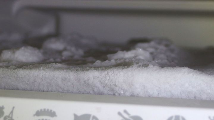 Eisige Ablagerungen im K&uuml;hlschrankblock, die abgetaut werden, um die Funktionsf&auml;higkeit zu gew&auml;hrleisten.