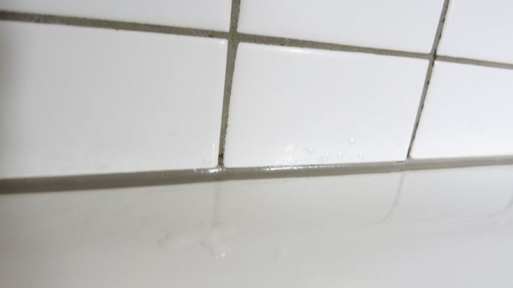 Wei&szlig;e Fliesenfugen sind sichtbar, die Oberfl&auml;che wirkt feucht, was auf die Anwendung eines starken Kalkentferners hinweisen k&ouml;nnte.