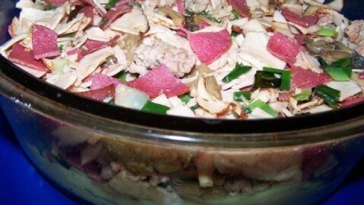 Ein schmackhafter Althallischer Krustentopf in einer Glassch&uuml;ssel, gef&uuml;llt mit bunten Zutaten und Kr&auml;utern.