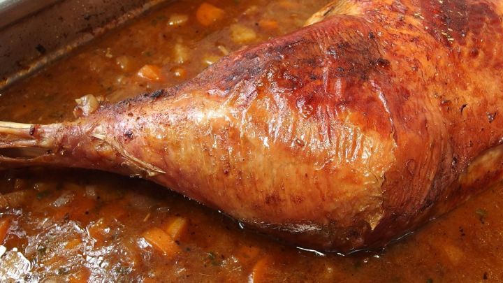 Ein perfekt gebratenes Lammbein liegt in einer duftenden So&szlig;e, die den Geschmack intensiviert.