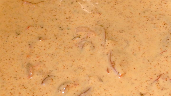 Eine cremige Kalte Curryso&szlig;e liegt gleichm&auml;&szlig;ig in einer Schale, bereit zum Servieren und Verfeinern von Gerichten.