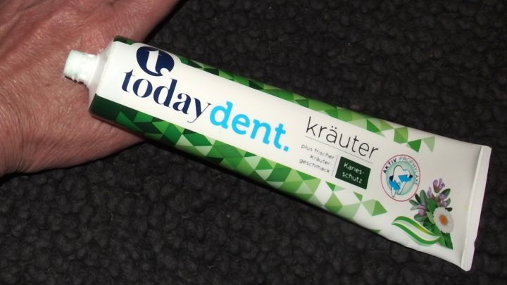 Eine Tube Zahnpasta liegt auf einer Handfl&auml;che und k&ouml;nnte gegen Bremsen- und M&uuml;ckenstiche eingesetzt werden.
