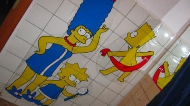 Duschvorhang mit Zeichentrickfiguren: Eine Frau mit gro&szlig;er blauer Frisur, ein M&auml;dchen und ein Junge mit Schwimmring im Bad.