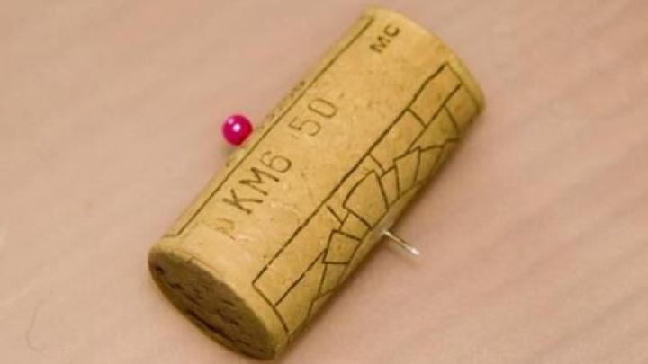 Mit einem Korken und einer Nadel kannst du ganz einfach selber einen Eierstecher bauen, wie im Artikel gezeigt.