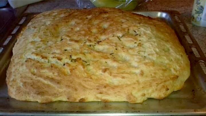 Kartoffelbrot frisch vom Blech &ndash; mit diesem einfachen Rezept gelingt Dir ein lockeres Brot mit knuspriger Kruste und feinem Geschmack.